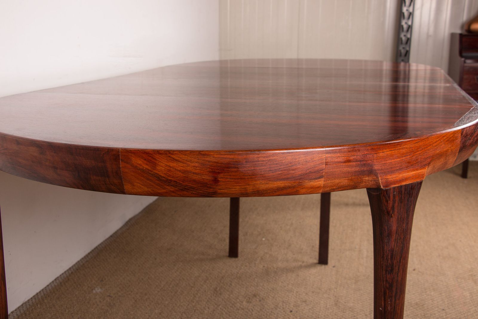 photo vinterior Table à manger danoise extensible en palissandre, par Ib Kofod Larsen pour Faarup Mobelfabrik.