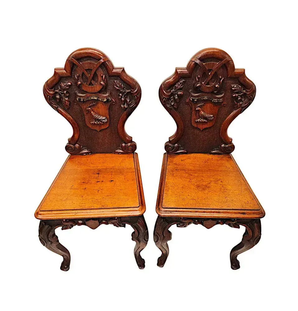Zeer zeldzaam paar 19e eeuwse zwaar gesneden eiken Engelse Country House hallstoelen photo for sale
