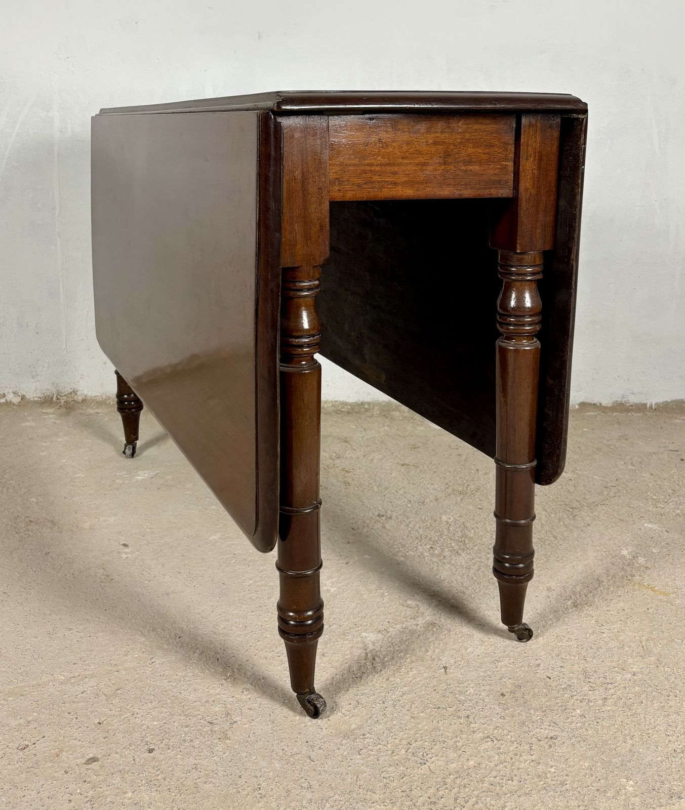 Spaanse klaptafel eettafel, ca. jaren 1930 photo Meubels