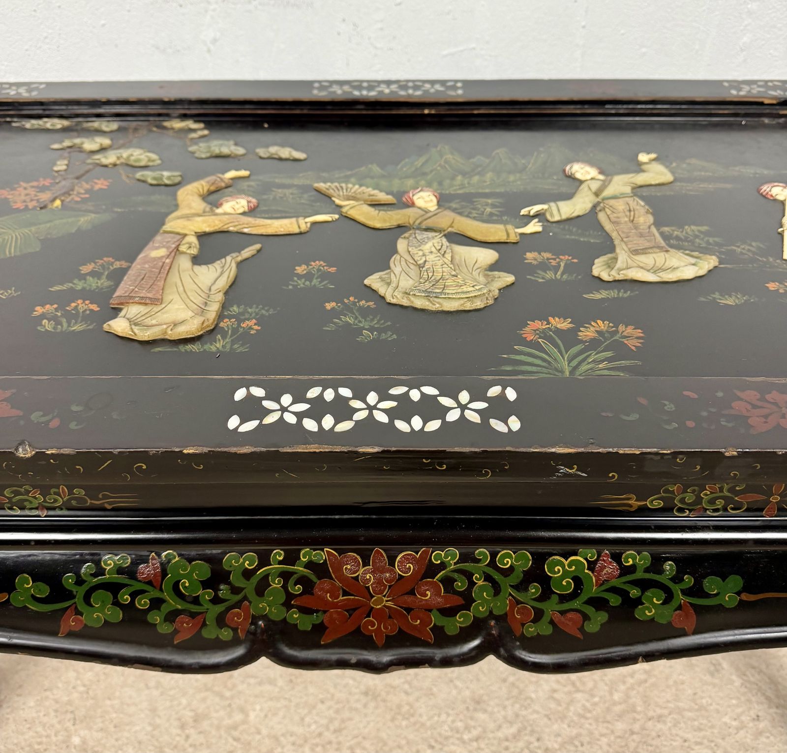 Chinese Zwartgelakte Salontafel Met Handgeschilderde Decoratie photo vinterior