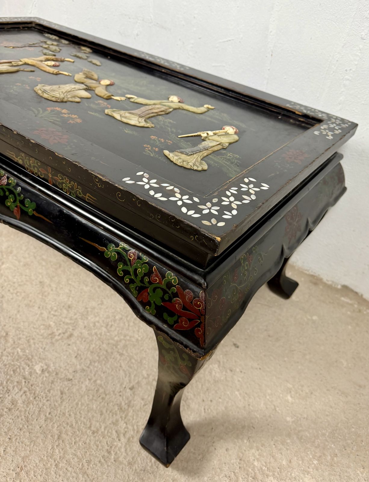 Chinese Zwartgelakte Salontafel Met Handgeschilderde Decoratie photo vintage