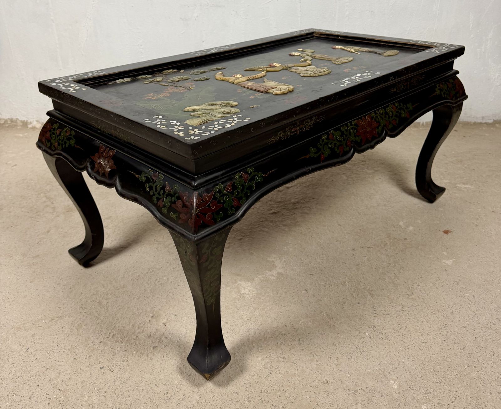 photo vintage Chinese Zwartgelakte Salontafel Met Handgeschilderde Decoratie