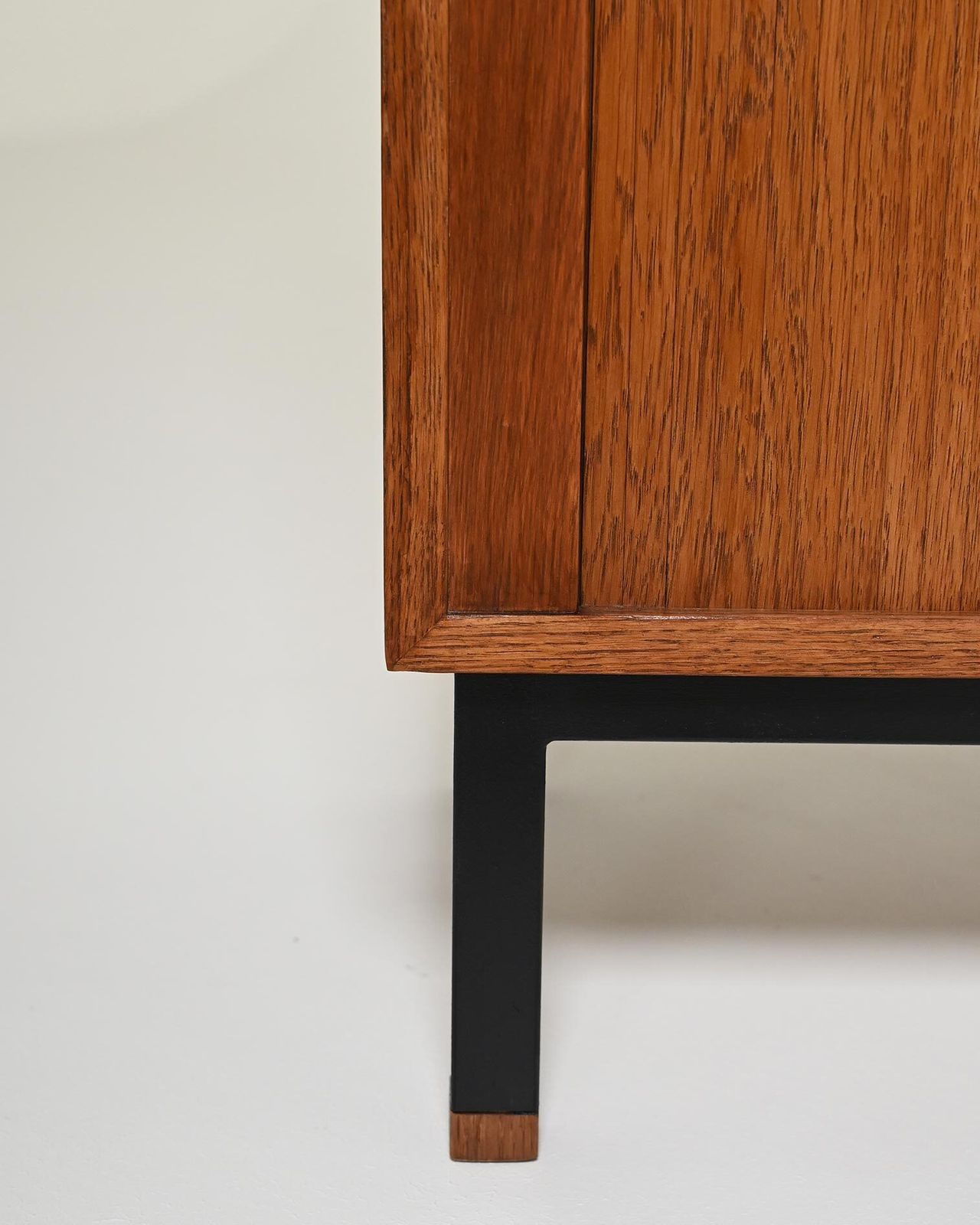 Scandinavische eikenhouten tambourkast, jaren 1960 photo vinterior