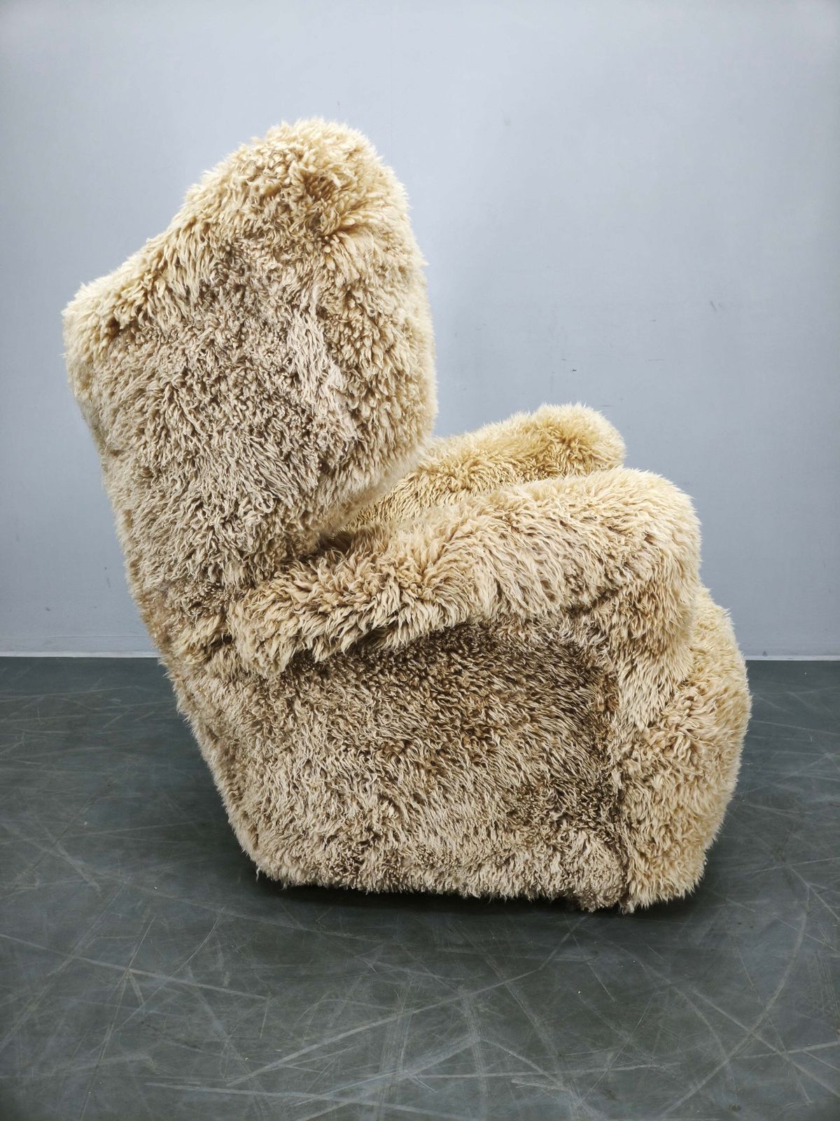 Art Deco fauteuil met vleugelleuning ca. jaren 1930, opnieuw bekleed in Skandilock schapenvacht in de kleur Honey photo Meubels