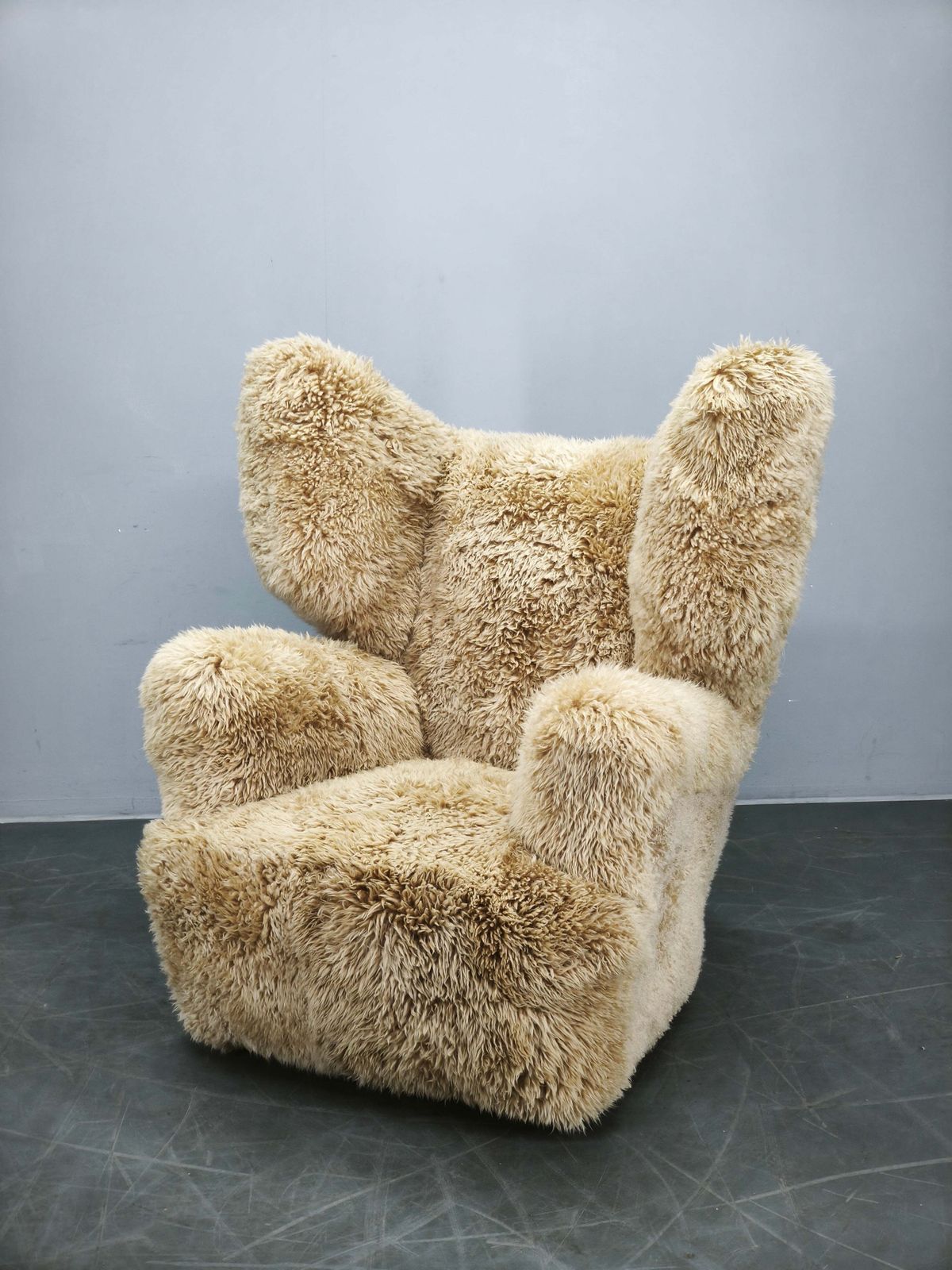 photo furniture Fauteuil à oreilles Art déco années 1930 en peau de mouton Skandilock coloris Honey