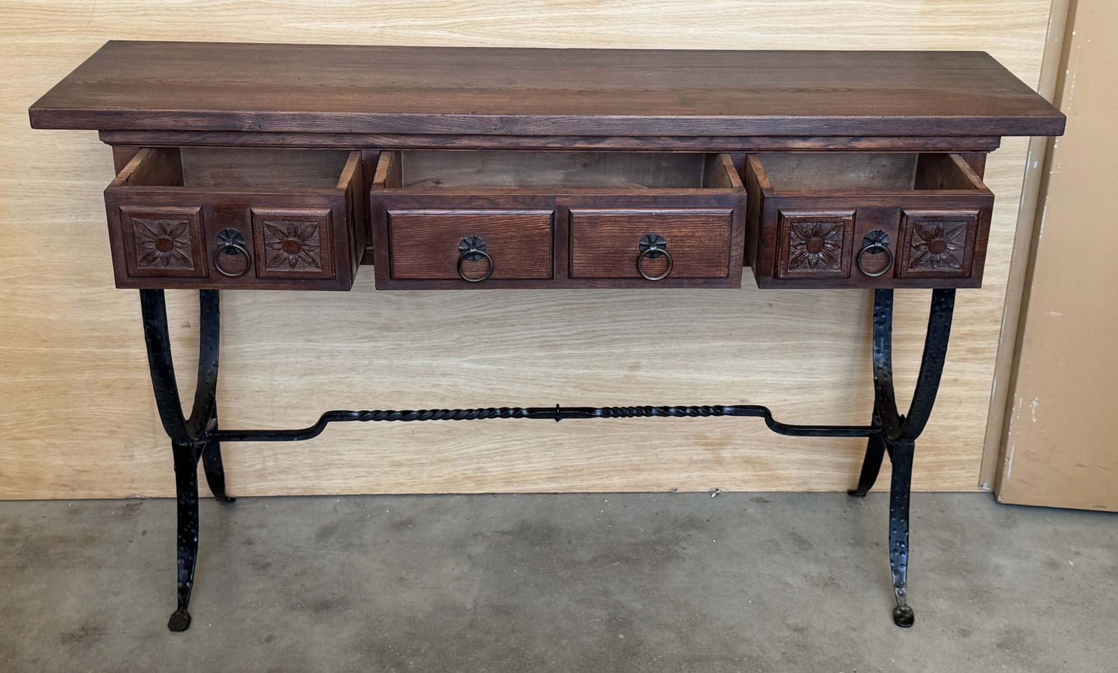 **Console d'époque espagnole sculptée, piétement en fer forgé main et deux tiroirs** photo 2780.0