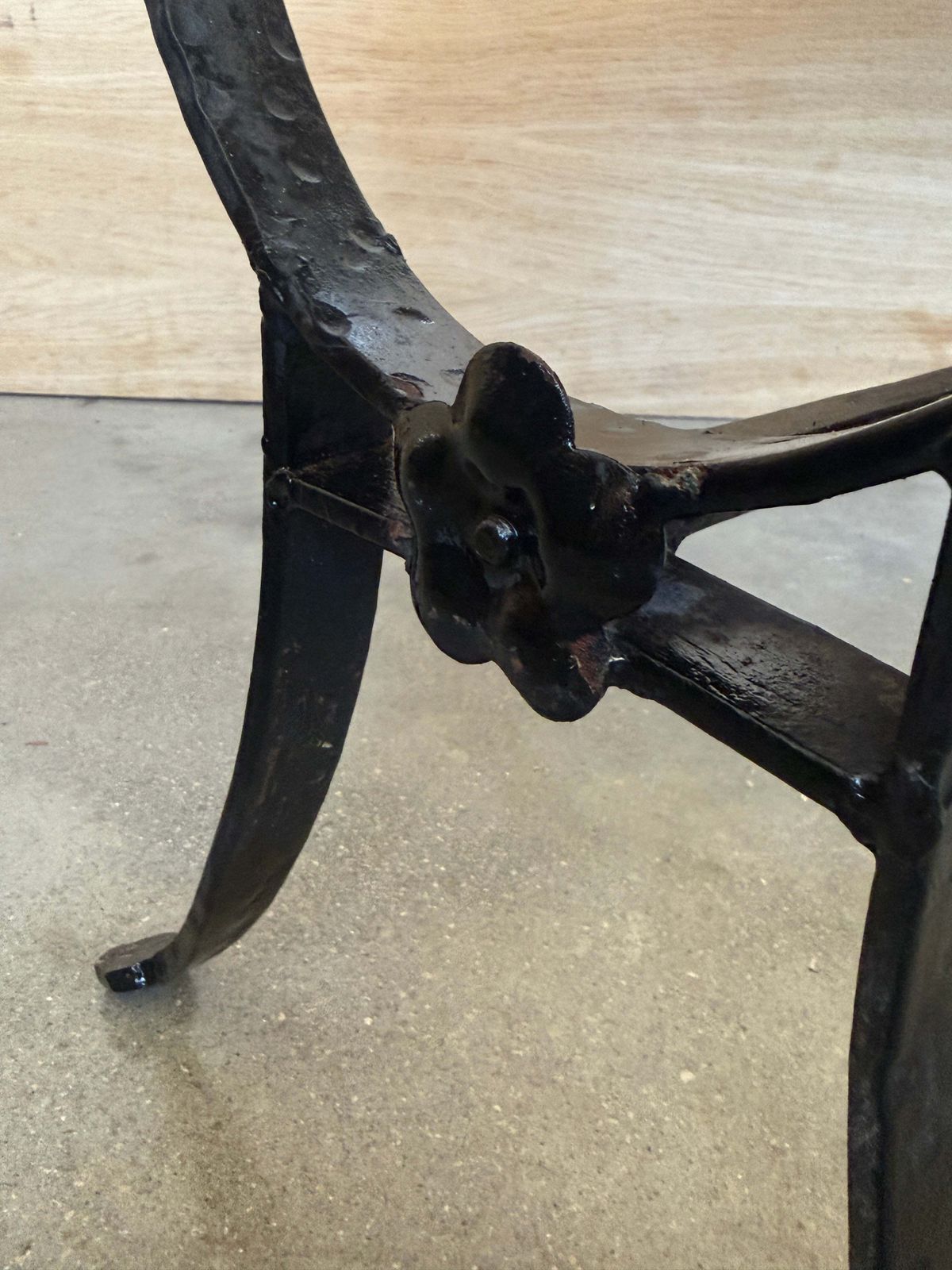 **Console d'époque espagnole sculptée, piétement en fer forgé main et deux tiroirs** photo vintage