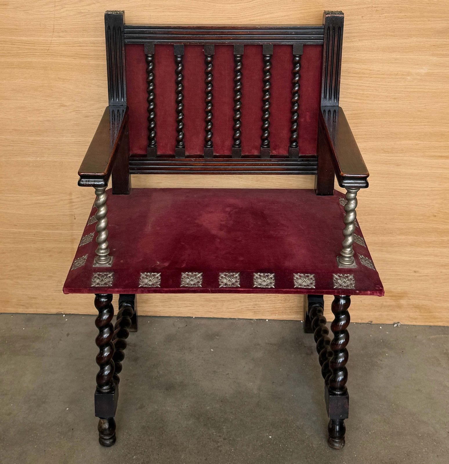 Fauteuil d'époque espagnol en bois ébonisé à torsades, revêtement en velours photo for sale