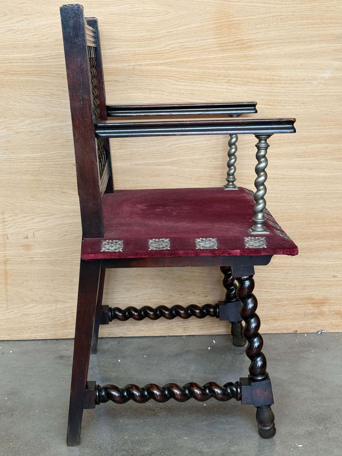 Fauteuil d'époque espagnol en bois ébonisé à torsades, revêtement en velours photo 2383.0