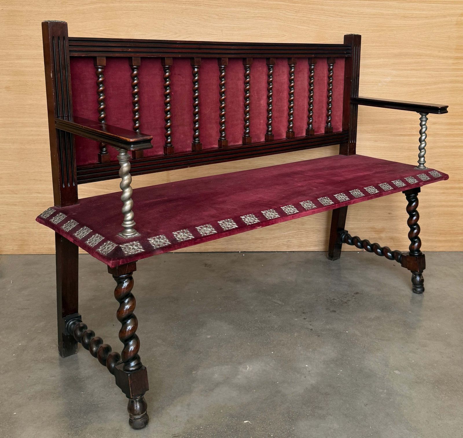Banc d'entrée d'époque espagnol, colonnes torsadées, revêtement en velours bordeaux photo furniture