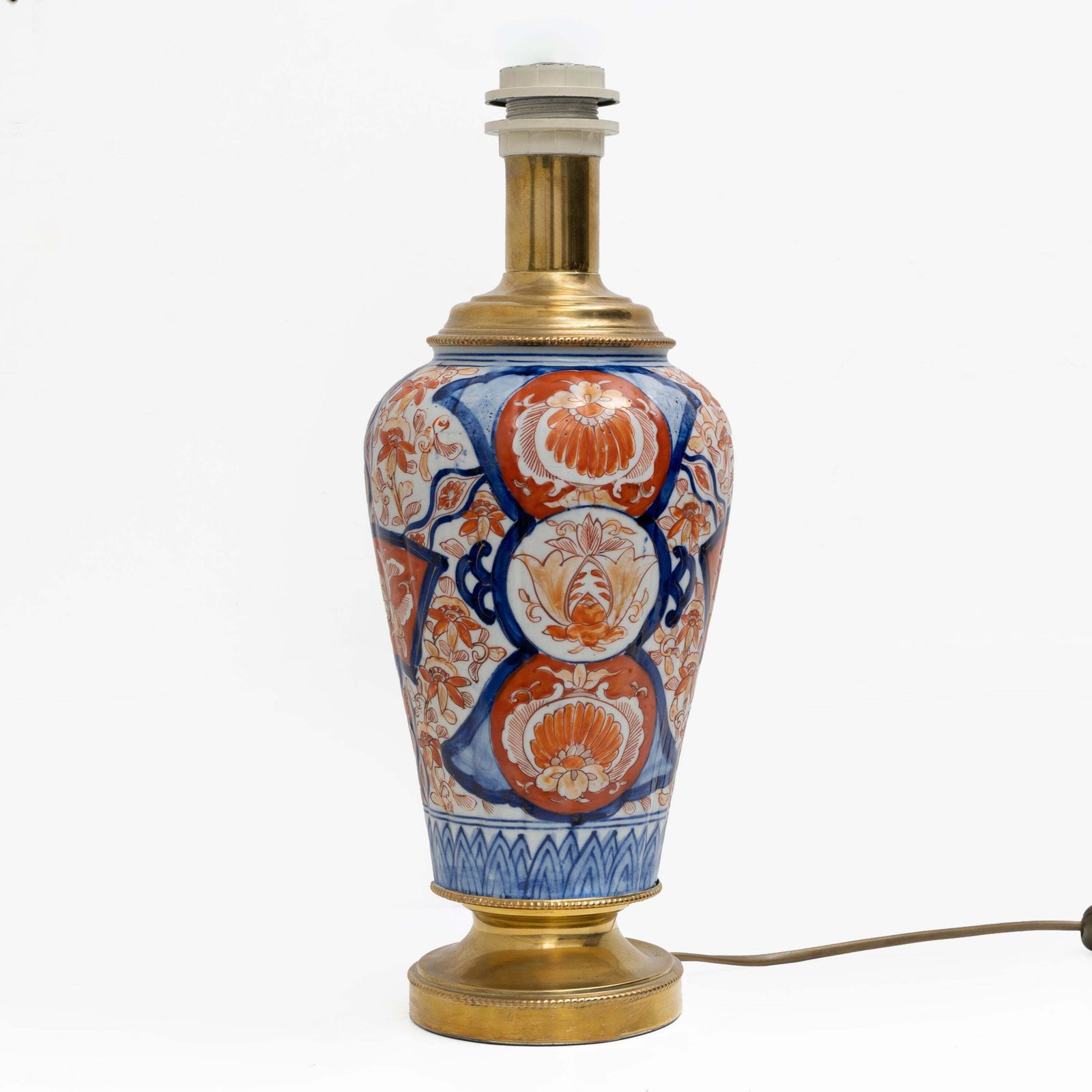 Paar Imari Porseleinen Vazen met Verguld Bronzen Monturen, Japan, Meiji-periode photo for sale