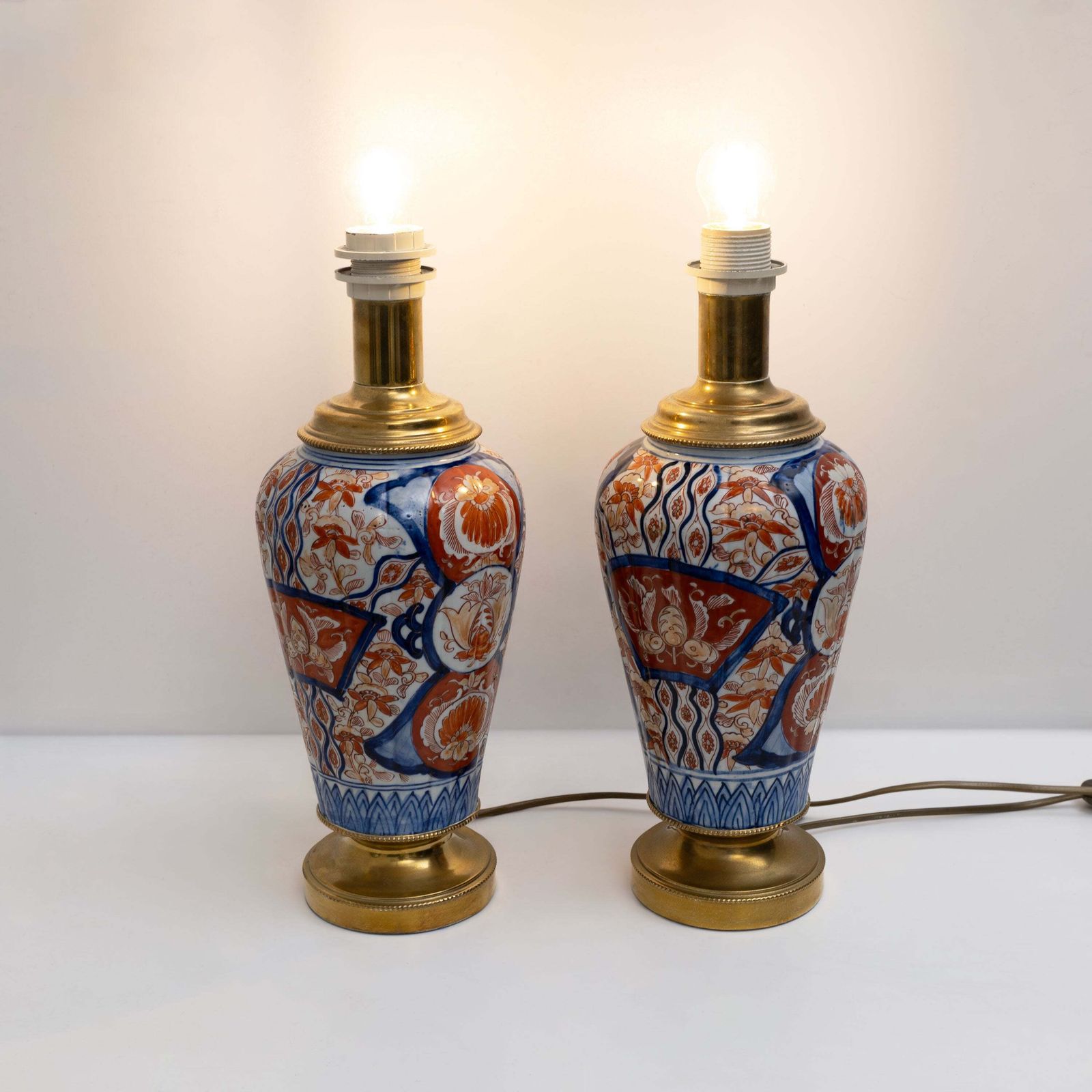 Paar Imari Porseleinen Vazen met Verguld Bronzen Monturen, Japan, Meiji-periode photo 3061.0