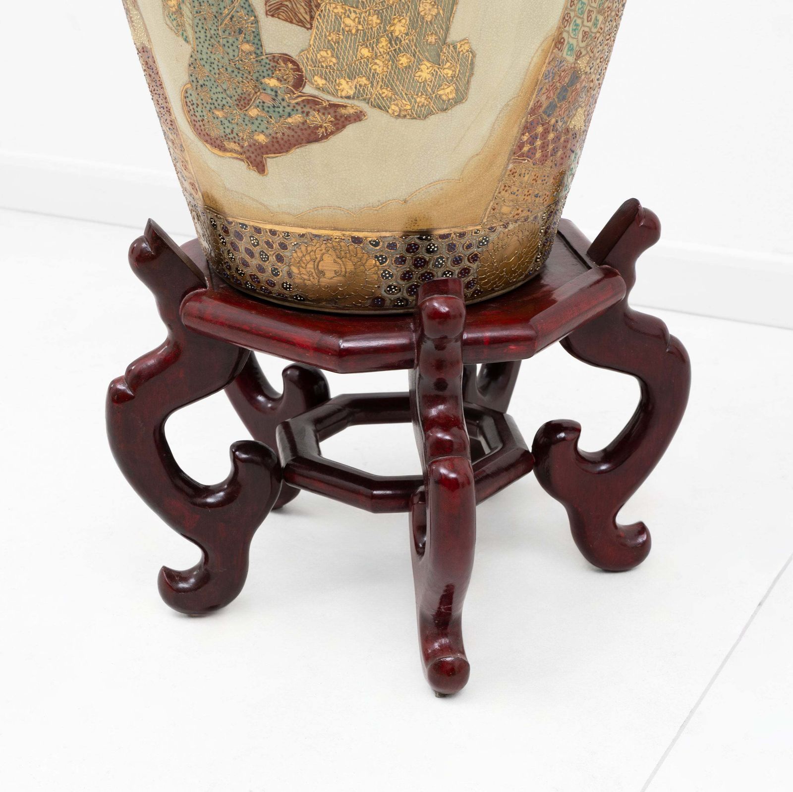 Grote Japanse Royal Satsuma vaas met figuratieve en vergulde decoratie photo vintage
