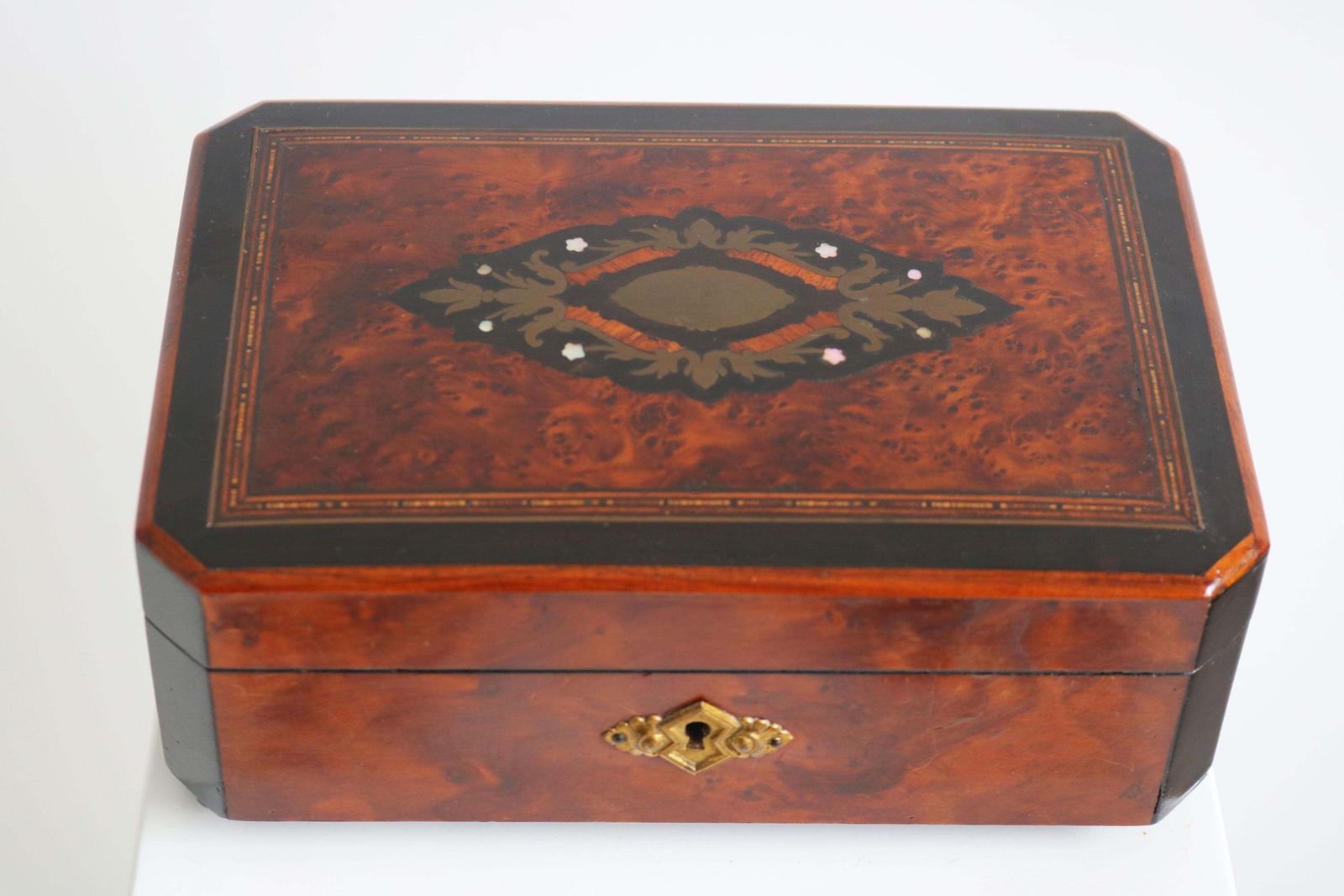 Boîte à bijoux d'époque Napoléon III, XIXe siècle, en thuya incrusté de laiton et nacre photo furniture