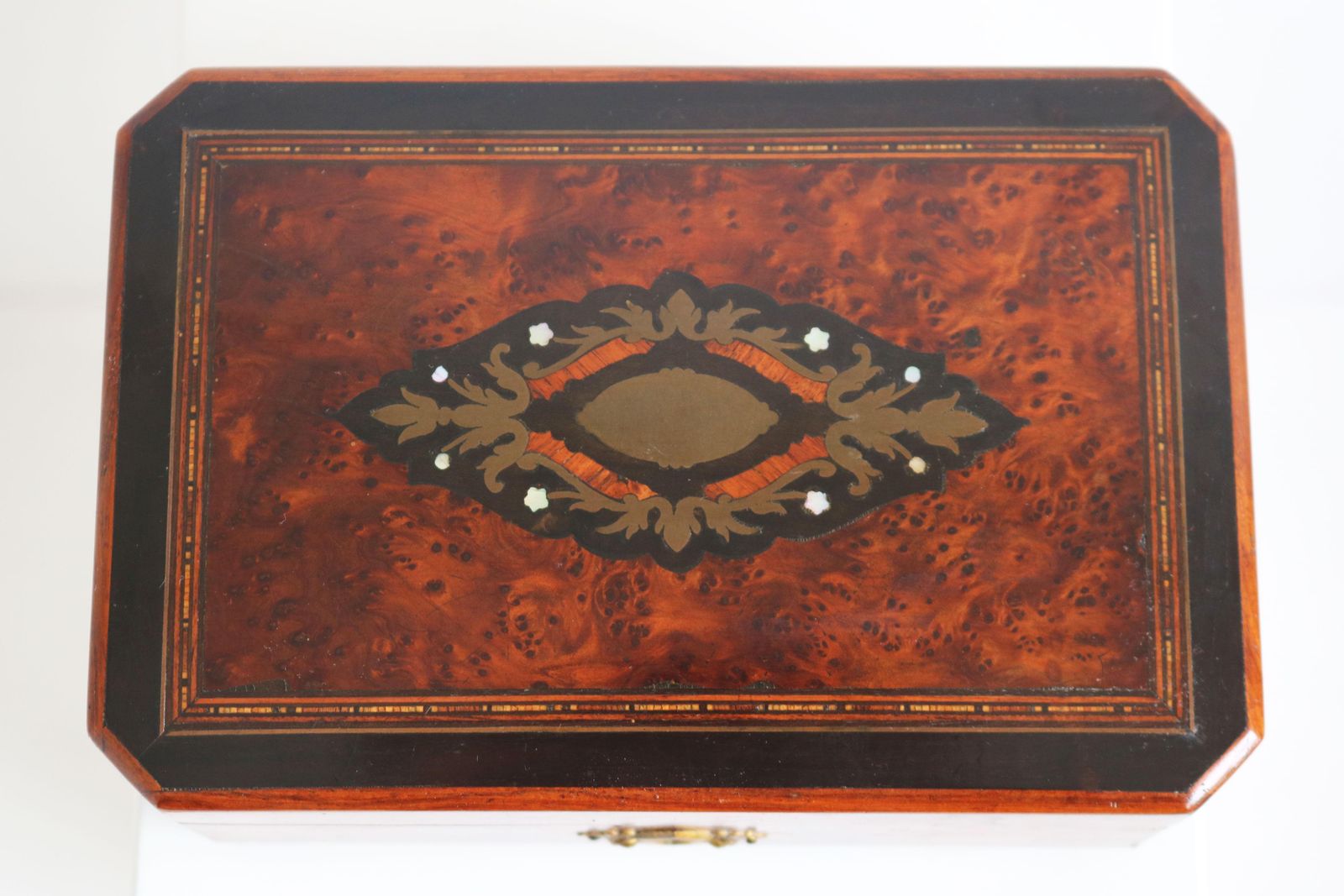 Boîte à bijoux d'époque Napoléon III, XIXe siècle, en thuya incrusté de laiton et nacre photo for sale