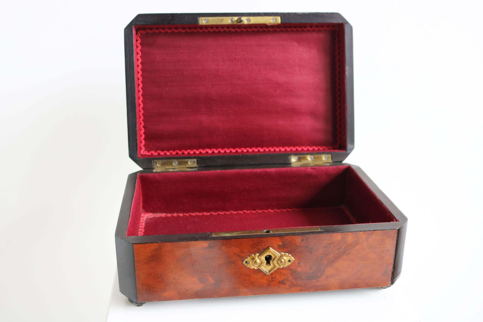 Boîte à bijoux d'époque Napoléon III, XIXe siècle, en thuya incrusté de laiton et nacre photo vinterior