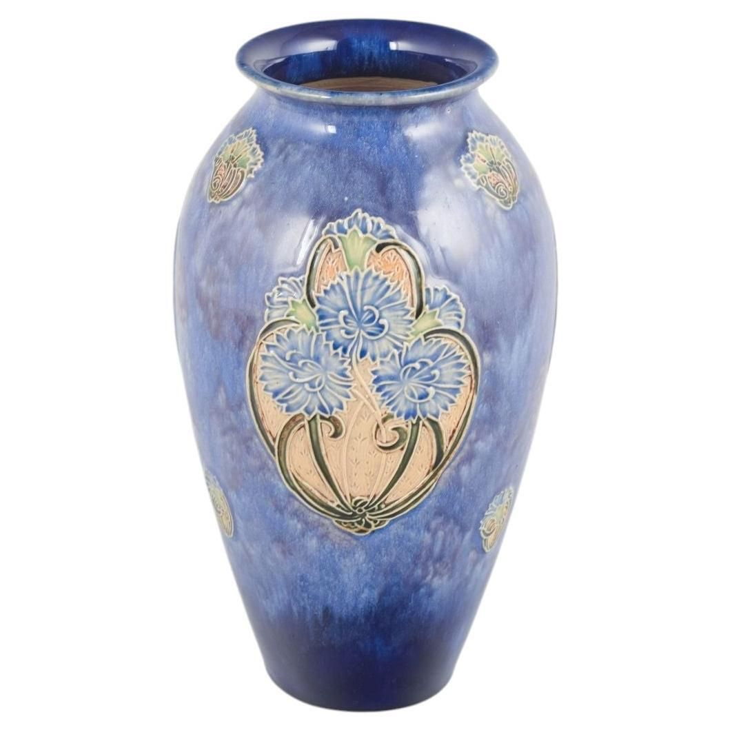 Royal Doulton. Vase Art Nouveau à motifs floraux en relief. Années 1930