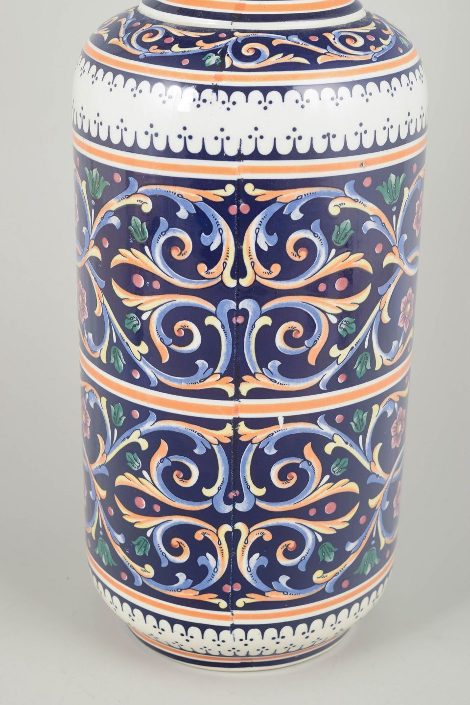 Vase en majolique italienne au médaillon portrait. XXe siècle. photo for sale