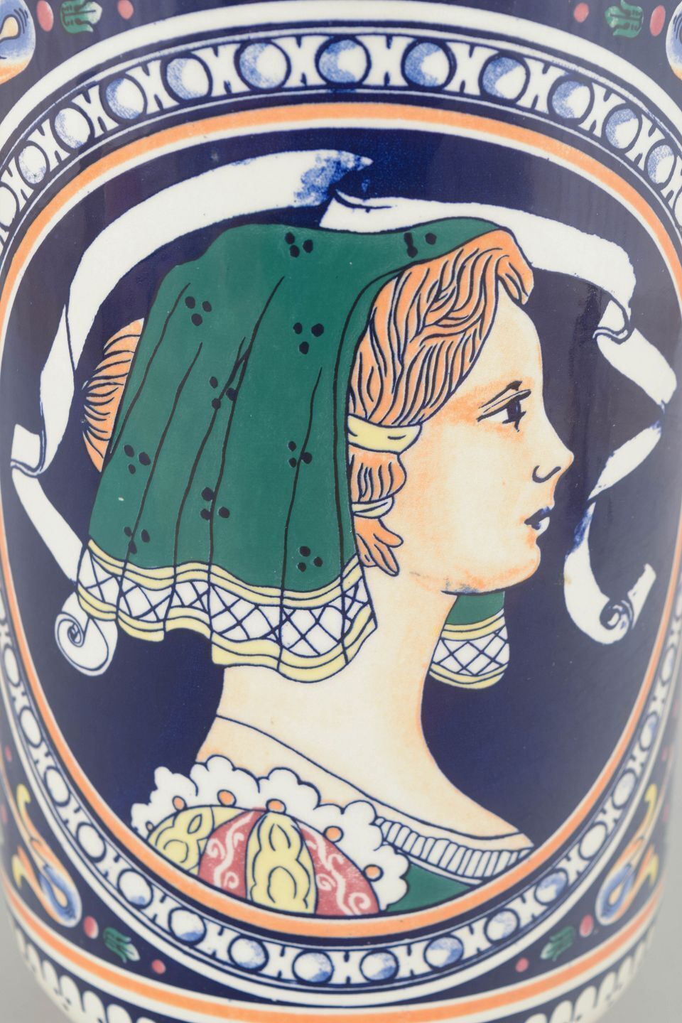 Italiaanse Majolica Vaas met Portretmedaillon. 20e eeuw. photo Woonaccessoires