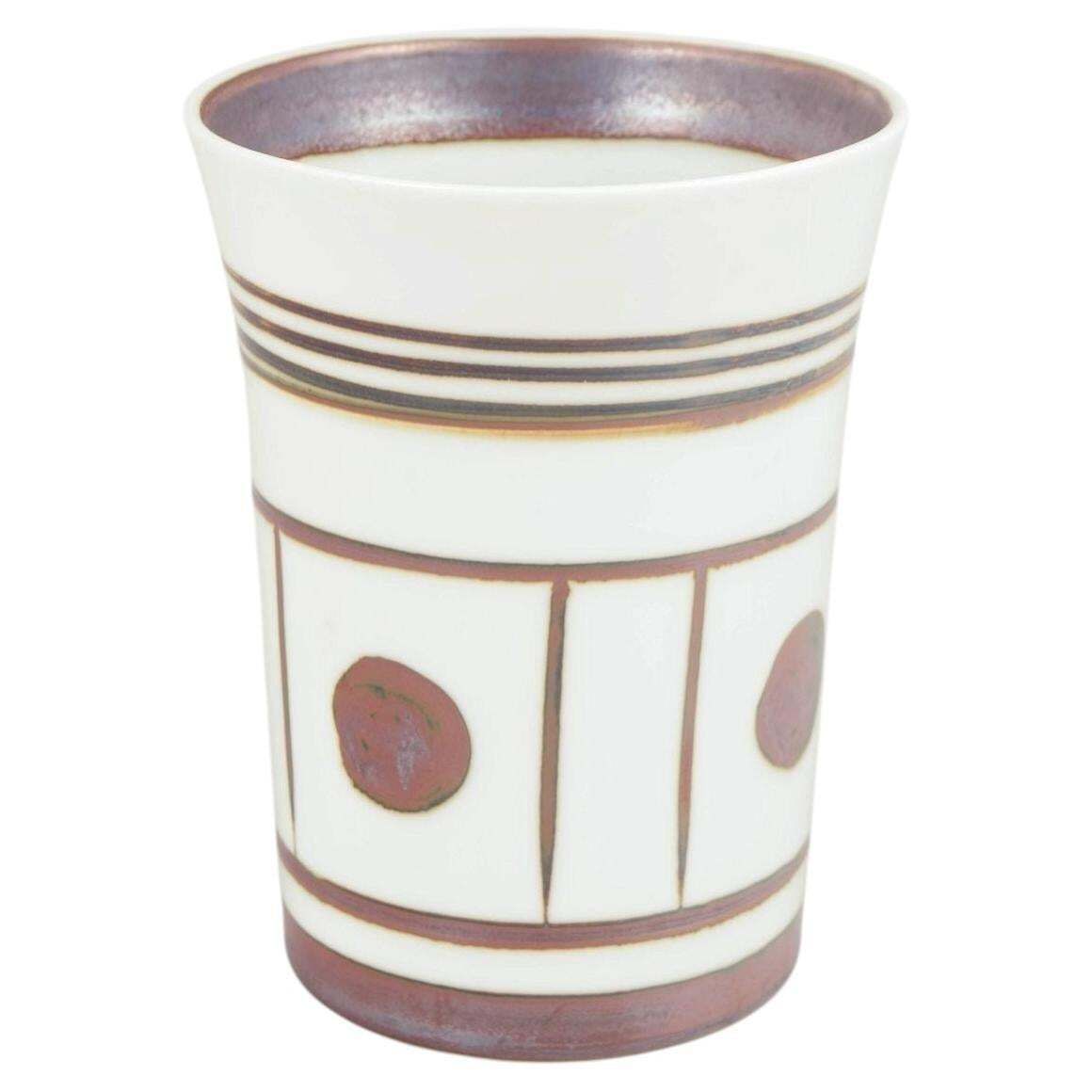 Trude Barner Jespersen voor Bing & Grøndahl. Faience vaas met grafische decoratie