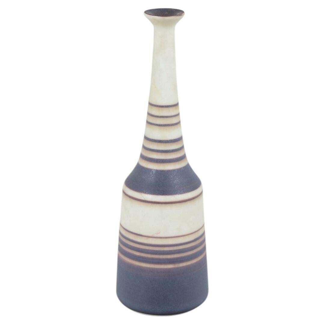 Gunnar Nylund voor Rörstrand. Stoneware vaas met streeppatroon. Midden 20e eeuw.