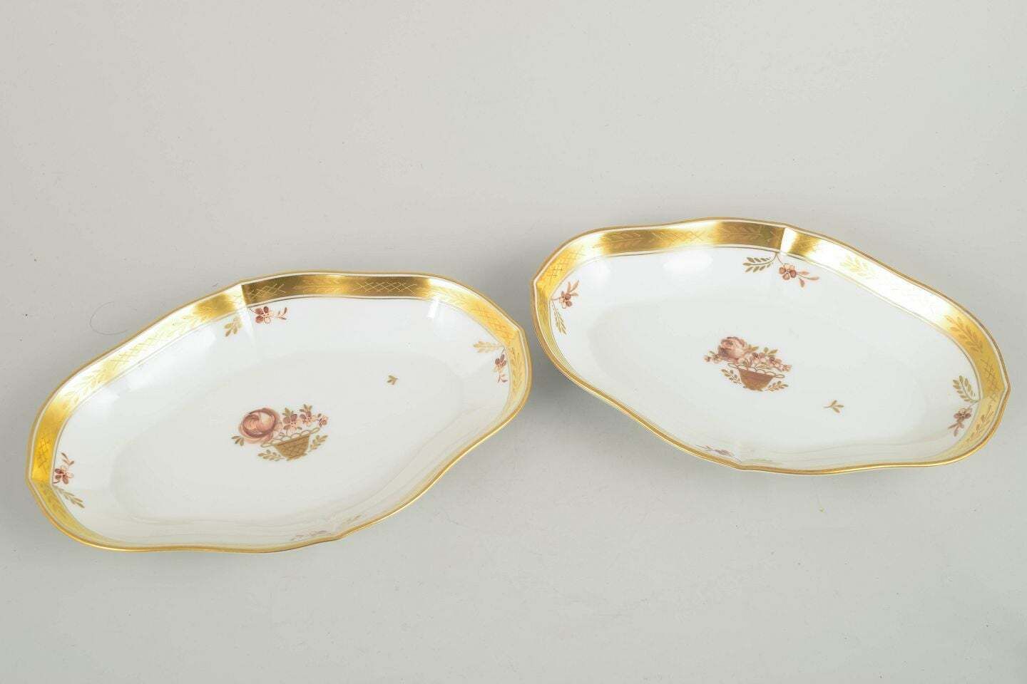 Royal Copenhagen Golden Basket. Lot de deux assiettes à gâteau en porcelaine. Années 1970/80 photo furniture