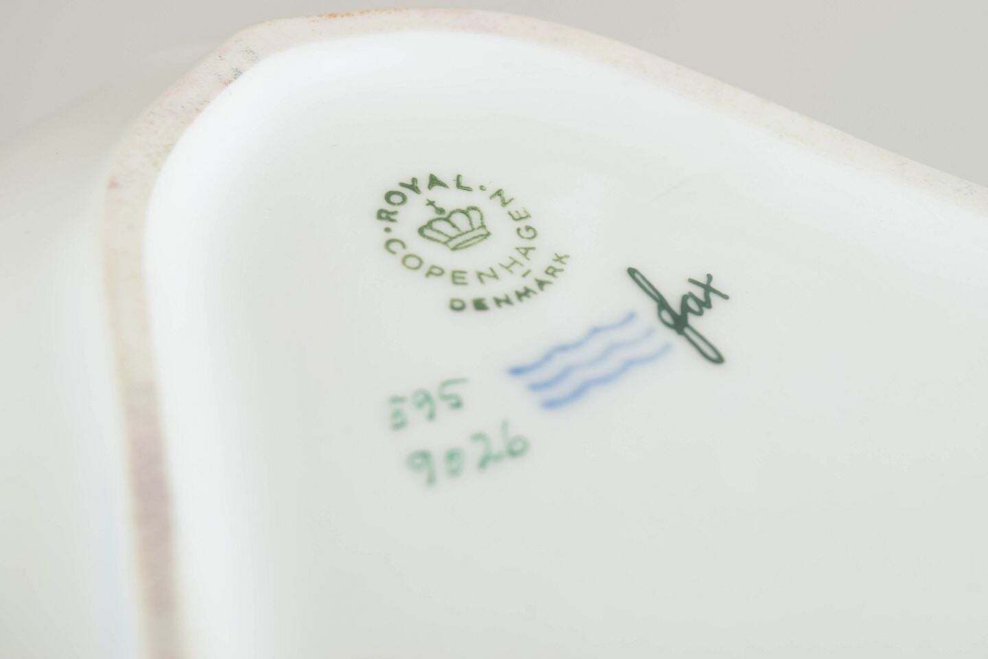 Royal Copenhagen Golden Basket. Lot de deux assiettes à gâteau en porcelaine. Années 1970/80 photo Décoration