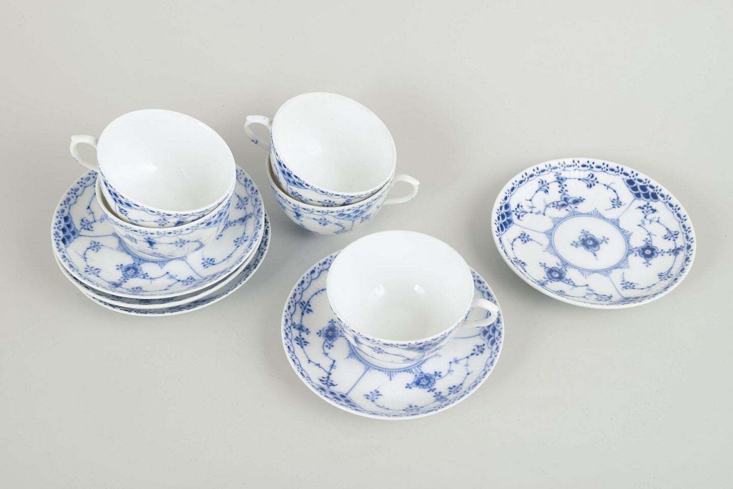 Royal Copenhagen. Blue Fluted Half Lace. Set van vijf koppen en schotels, jaren 1920. photo furniture
