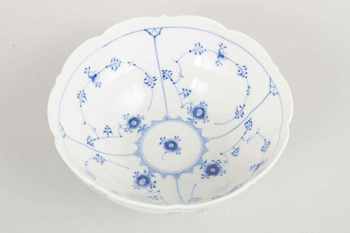 Royal Copenhagen. Bol en porcelaine, motif Blue Fluted Plain. Daté de 1963 photo furniture