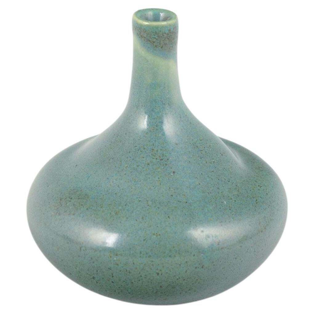 Céramiste de studio suédois. Vase miniature en grès, années 1970