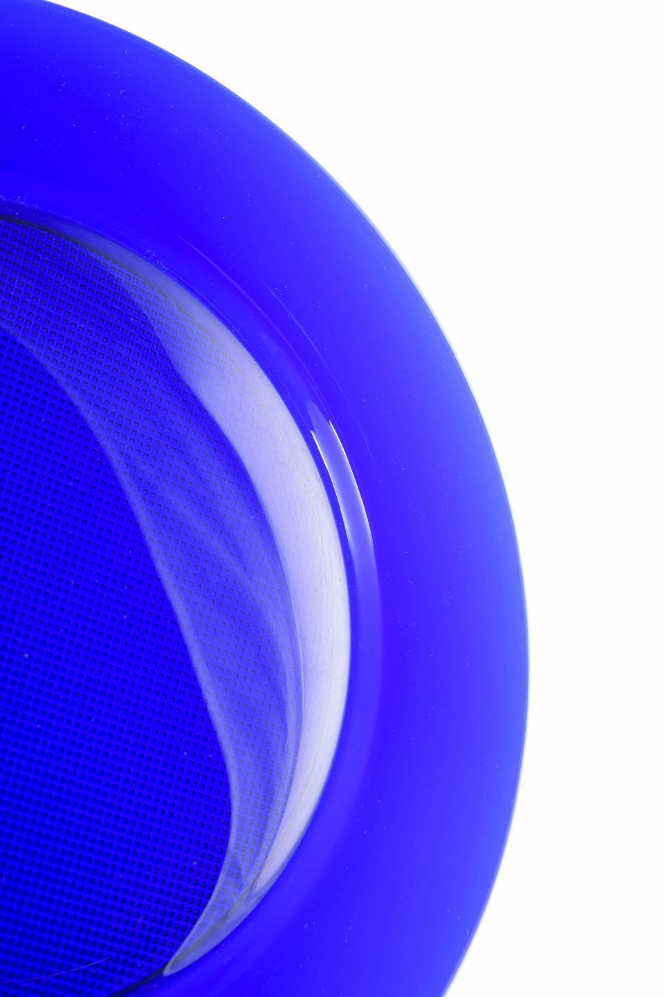 Verre d'art scandinave. Ensemble de 6 assiettes de présentation en verre bleu cobalt profond photo for sale