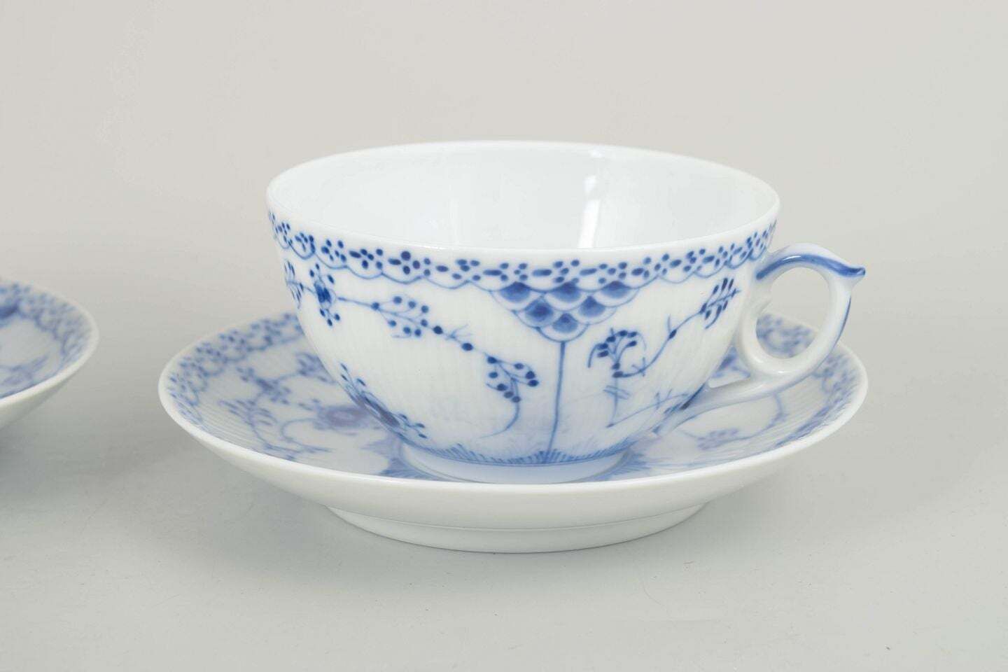 Royal Copenhagen, Blue Fluted Half Lace. Paar porseleinen theekopjes met schoteltjes. photo for sale