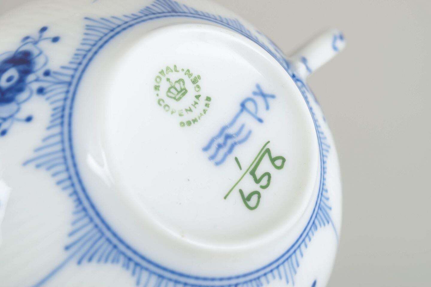 Royal Copenhagen, Blue Fluted Half Lace. Paar porseleinen theekopjes met schoteltjes. photo Woonaccessoires