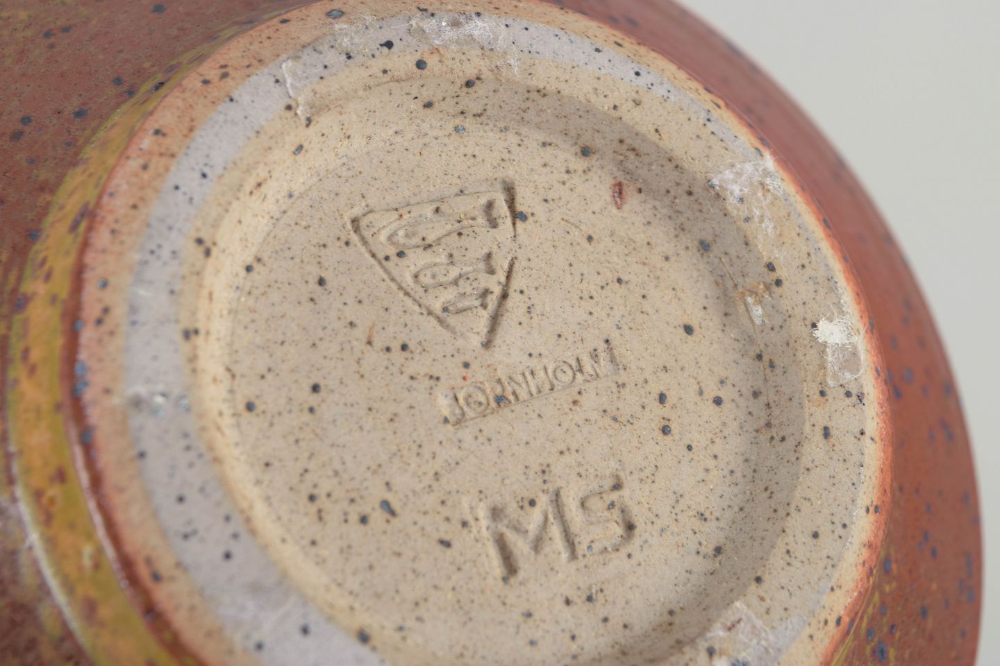 Marianne Starck voor Michael Andersen. Stoneware schaal in warme bruin-gele tinten. photo Woonaccessoires