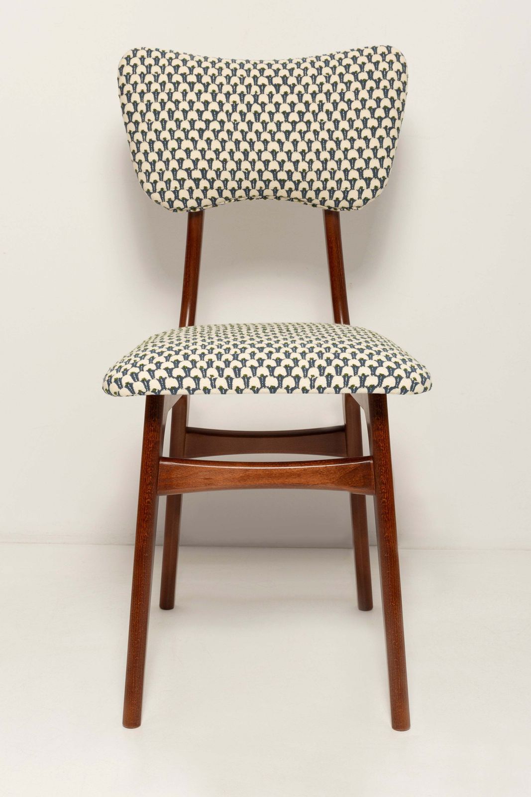 Mid Century Butterfly Chair, wit en blauw jacquard, walnoothout, Europa, jaren 1960 photo for sale