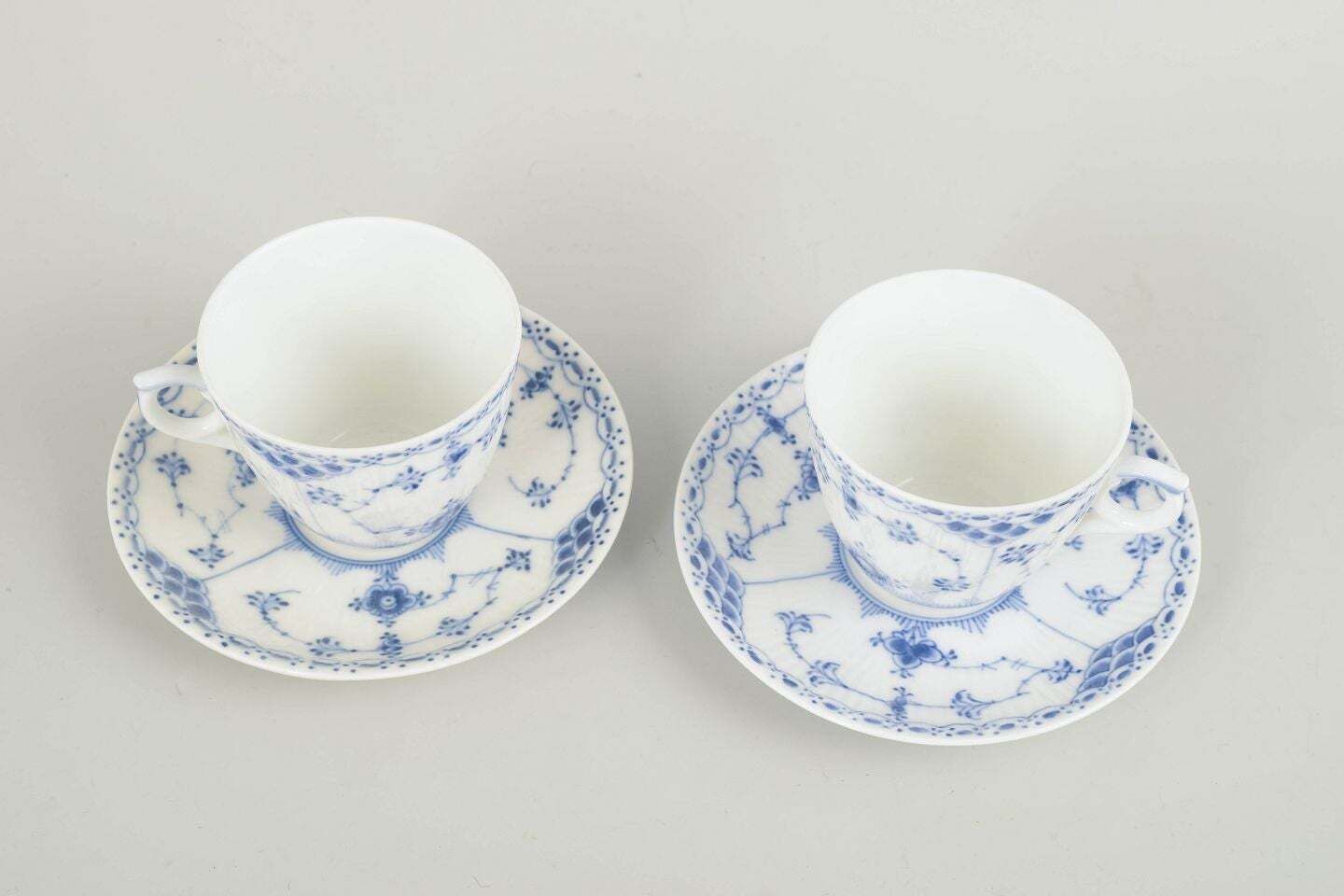 Royal Copenhagen. Service de 2 tasses à café Blue Fluted Half Lace avec soucoupes, années 1930 photo for sale