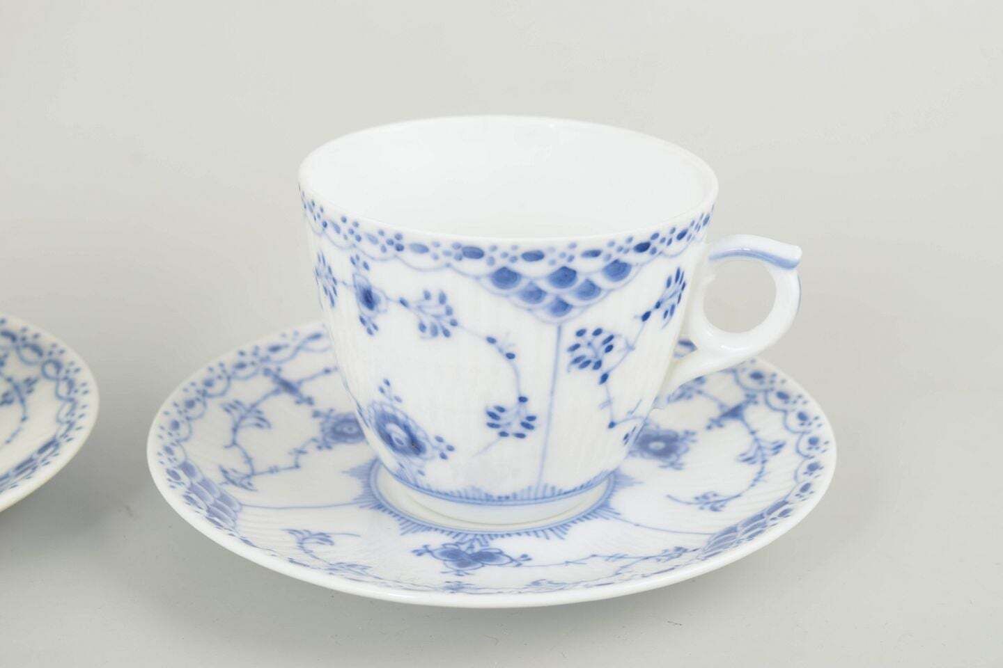 Royal Copenhagen. Set van 2 Blue Fluted Half Lace koffiekopjes met schoteltjes, jaren 1930 photo Woonaccessoires
