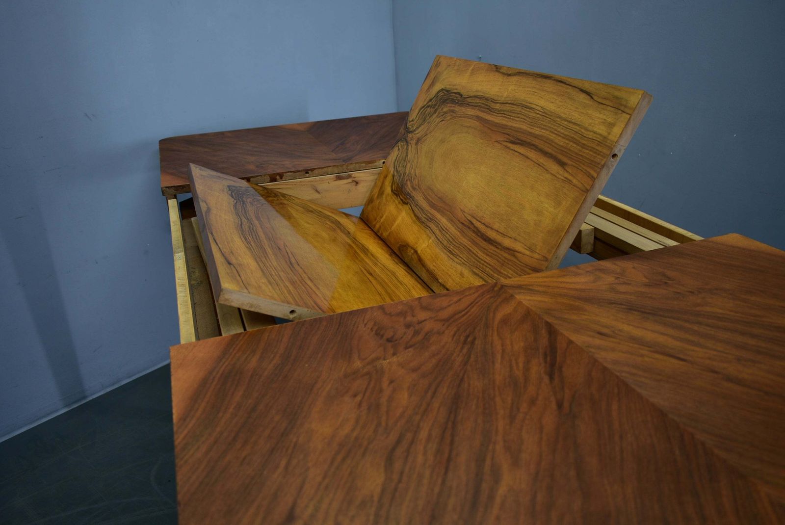 1397.0 Jindrich Halabala uitschuifbare eettafel in walnoot, Tsjecho-Slowakije, 1939 photo
