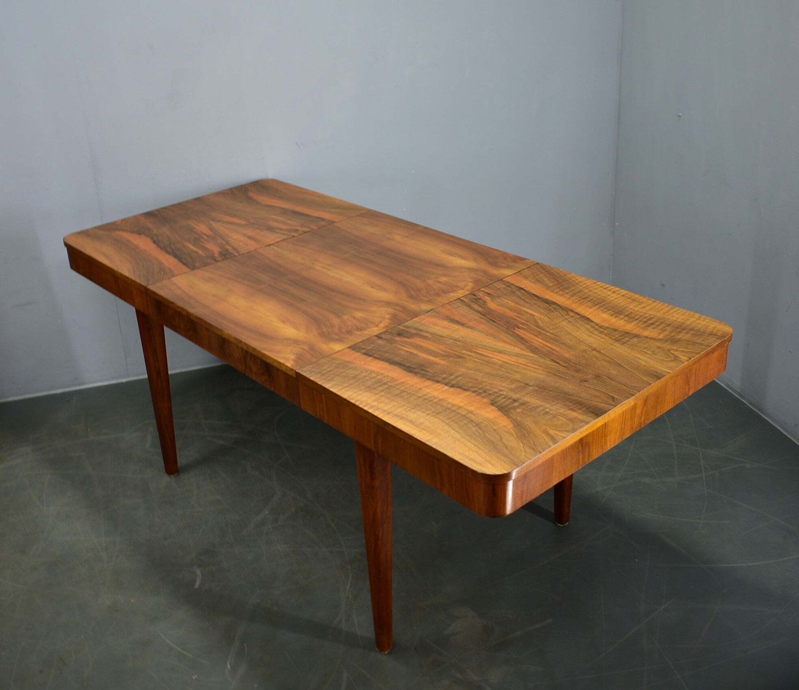 photo furniture Jindrich Halabala uitschuifbare eettafel in walnoot, Tsjecho-Slowakije, ca. jaren 1940