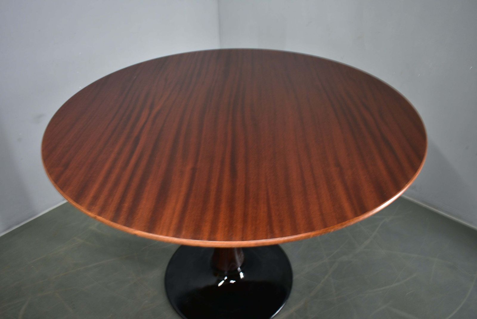 Ronde mahoniehouten tafel ca. jaren 1970, Drevotvar Jablonne, Tsjecho-Slowakije photo 1389.0