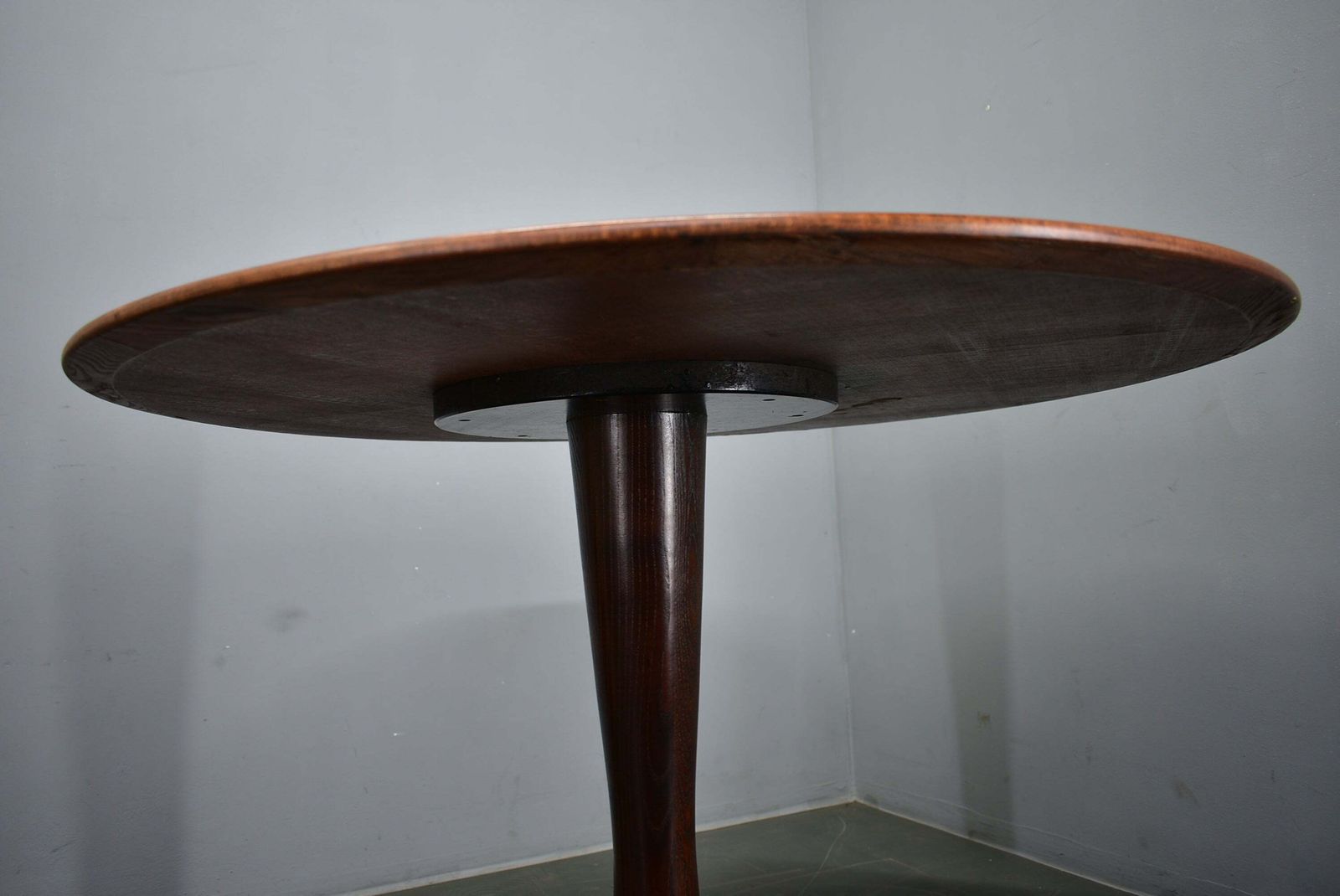 Ronde mahoniehouten tafel ca. jaren 1970, Drevotvar Jablonne, Tsjecho-Slowakije photo buy