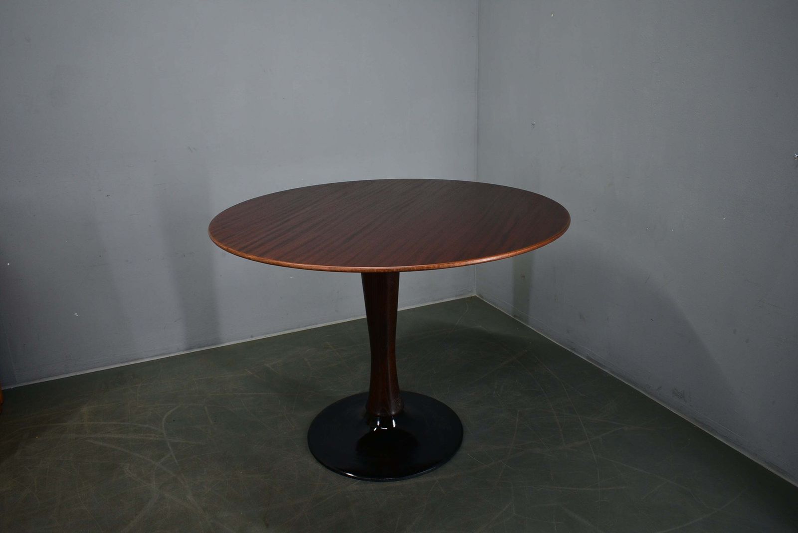 photo furniture Ronde mahoniehouten tafel ca. jaren 1970, Drevotvar Jablonne, Tsjecho-Slowakije