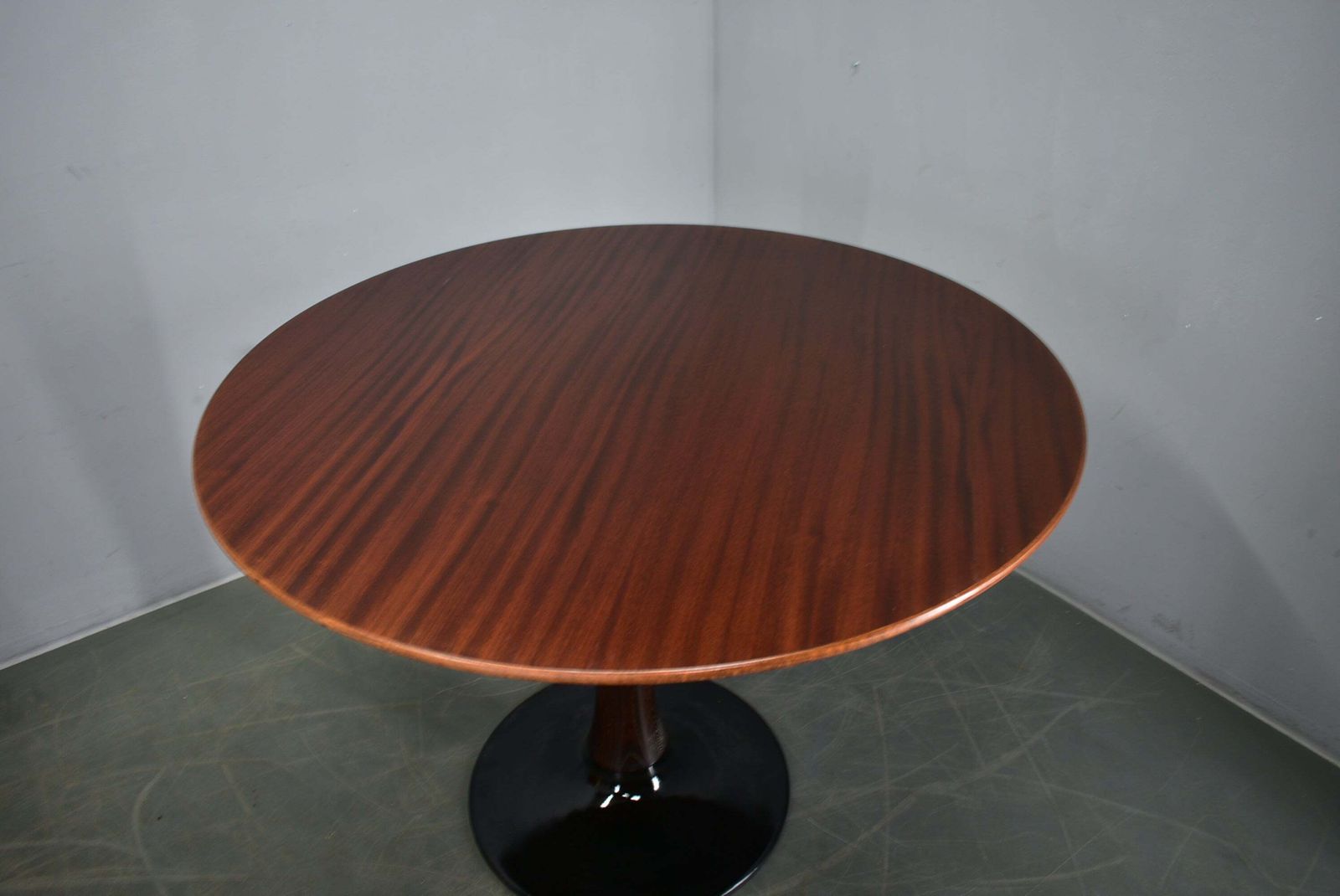 Meubels Ronde mahoniehouten tafel ca. jaren 1970, Drevotvar Jablonne, Tsjecho-Slowakije photo
