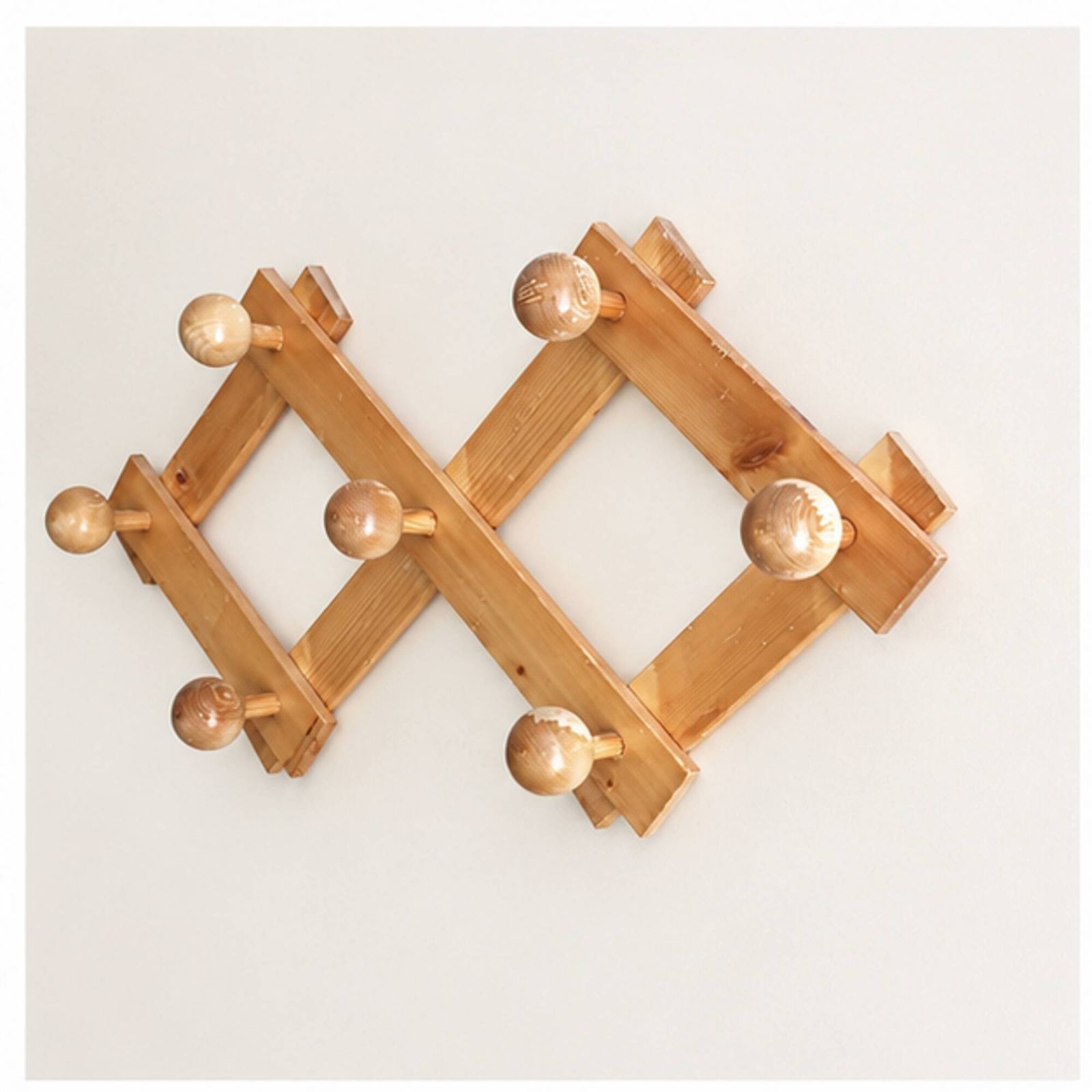 Porte-manteau mural extensible en bois clair, années 1980. photo furniture