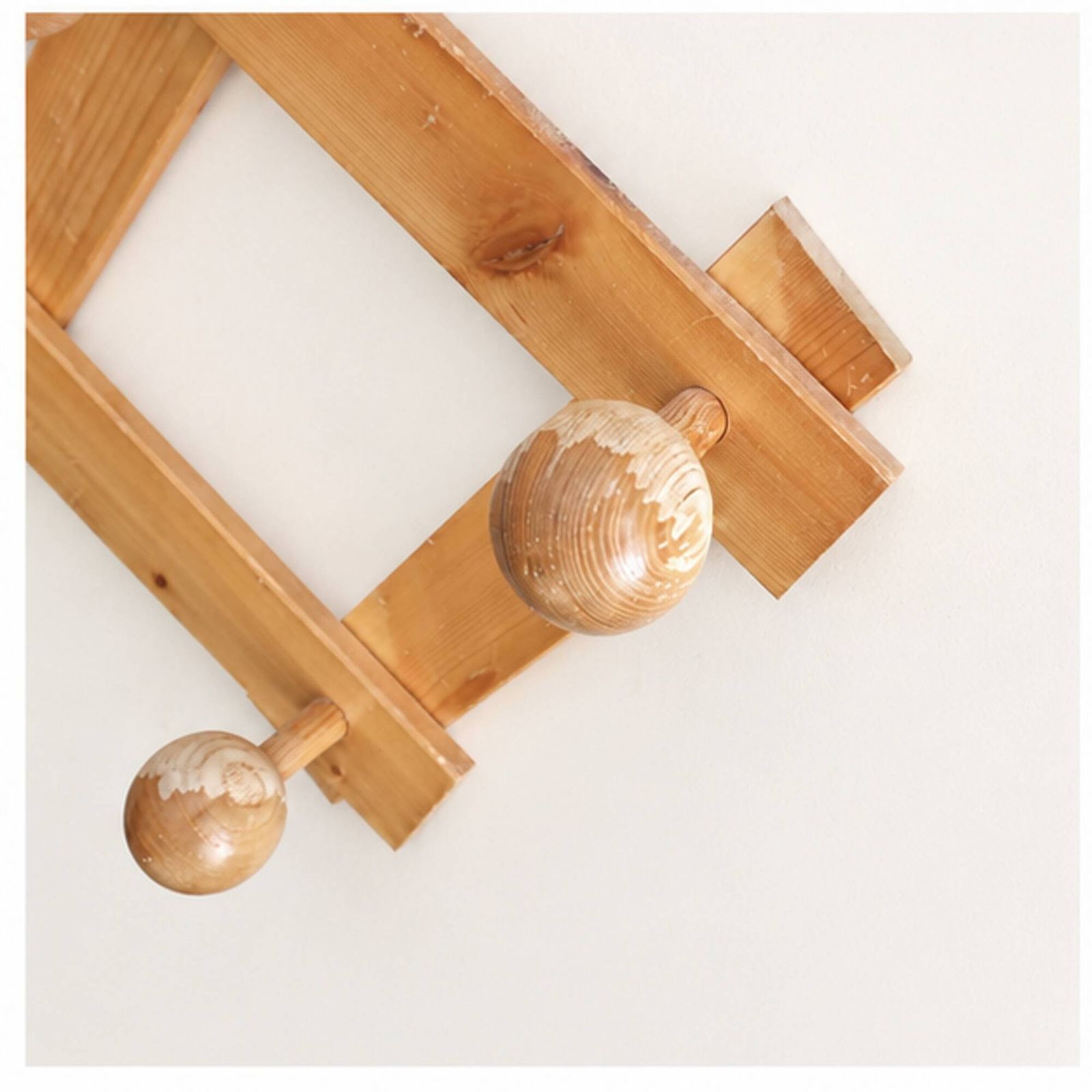 Porte-manteau mural extensible en bois clair, années 1980. photo for sale