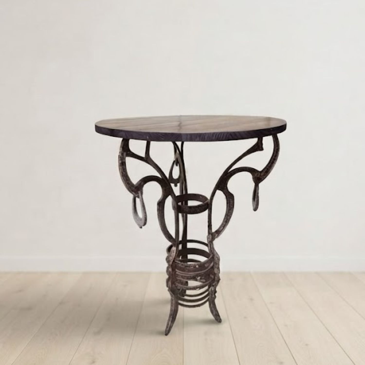 Handgemaakte ronde bijzettafel met smeedijzeren onderstel, ca. jaren 1980, Tsjecho-Slowakije, 67 × 50 cm photo vinterior