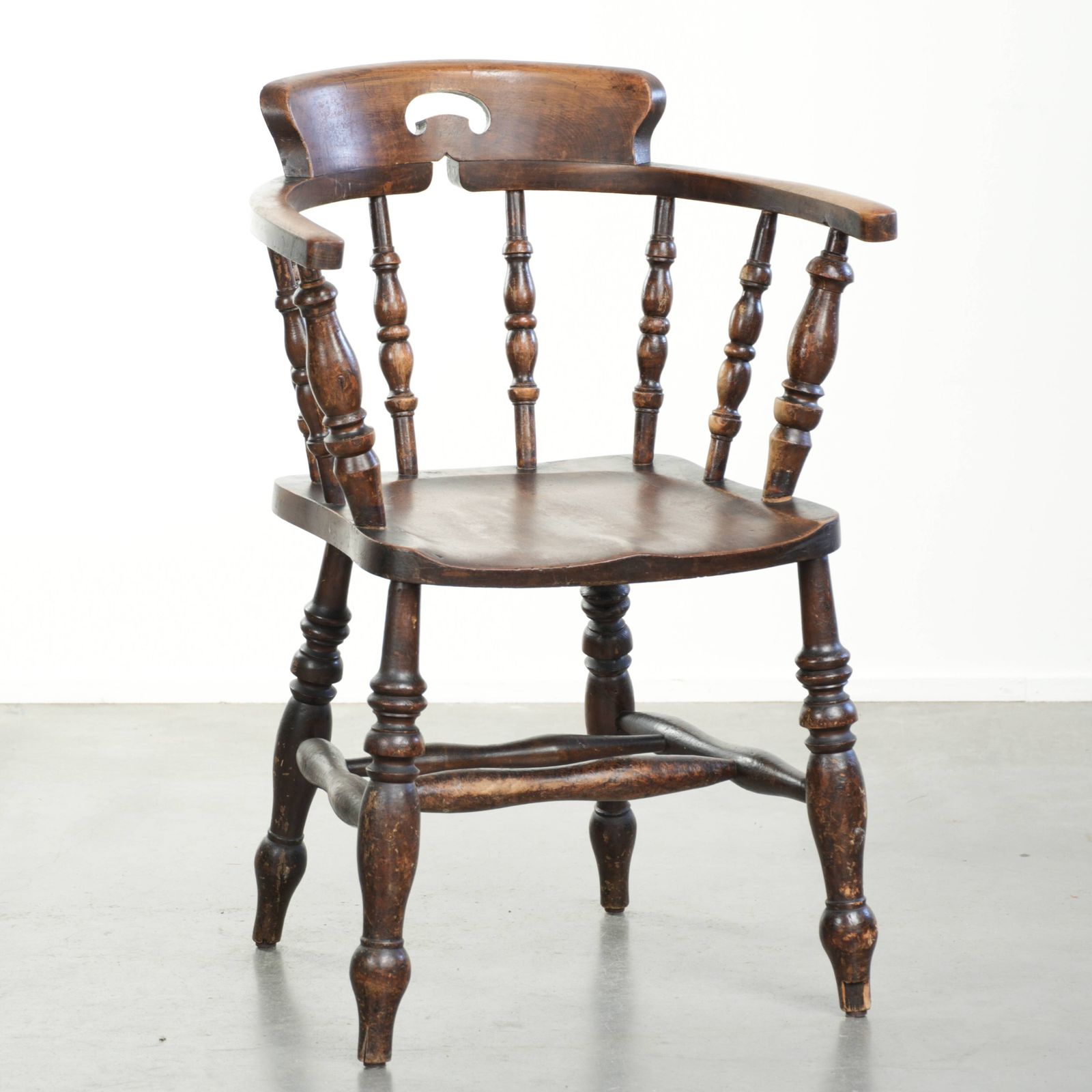 Antiek Houten Engelse Pub/Captain Chair Uit De Late 19e Eeuw Met Karakter En Een Mooi Kleurenschema.