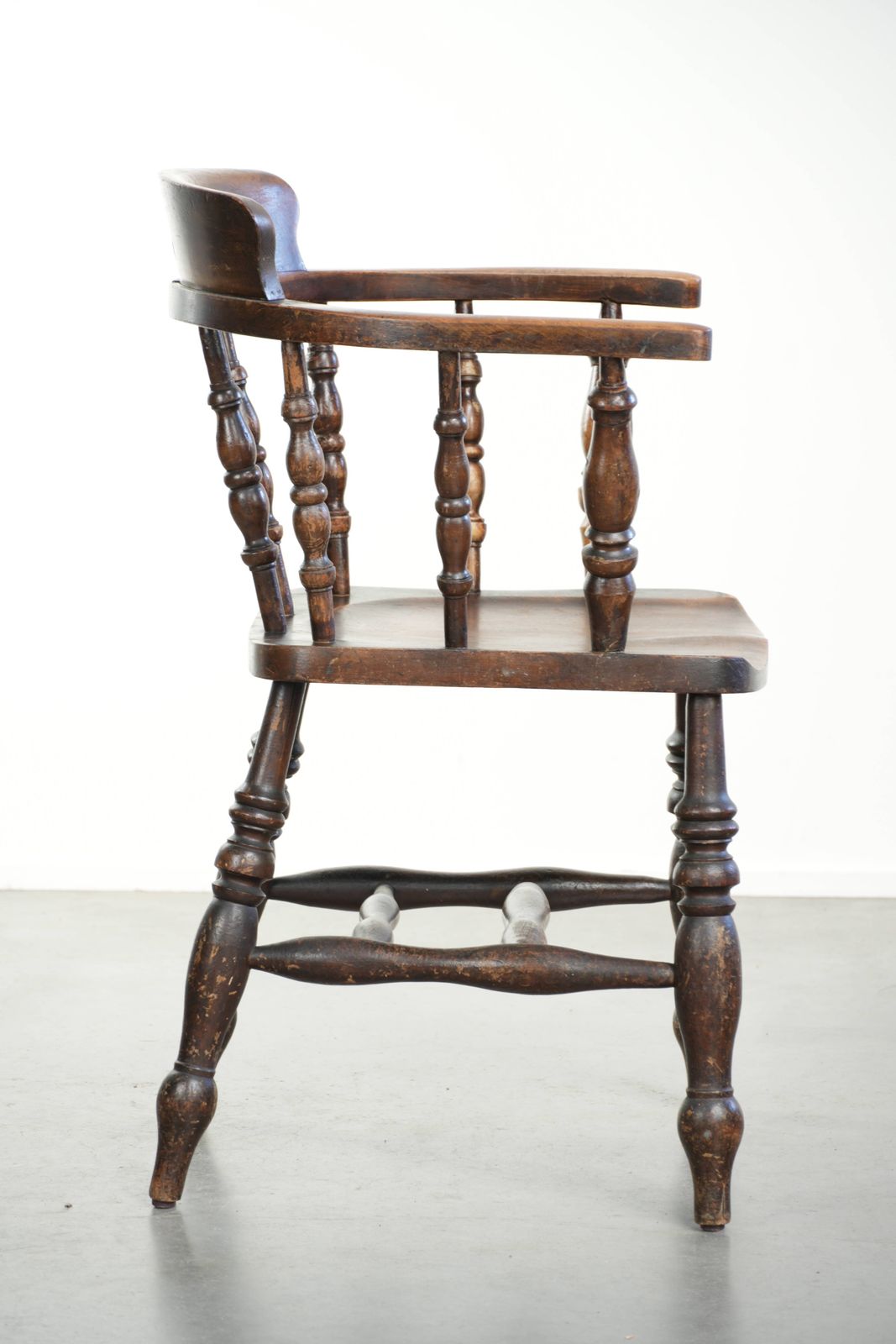Antiek Houten Engelse Pub/Captain Chair Uit De Late 19e Eeuw Met Karakter En Een Mooi Kleurenschema. photo for sale
