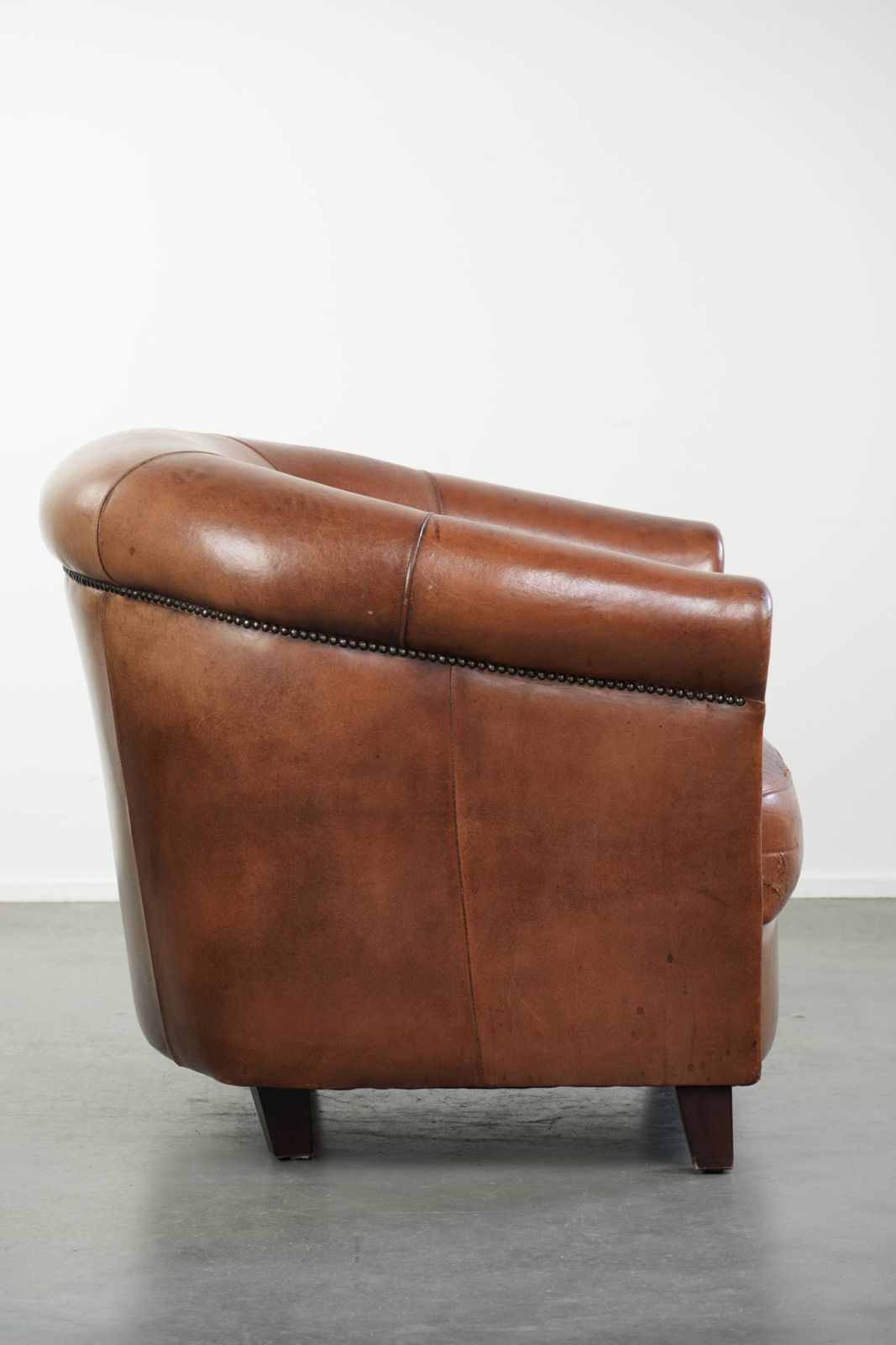 Vintage Engelse stijl schapenvacht club fauteuil met diepe kleuren photo for sale