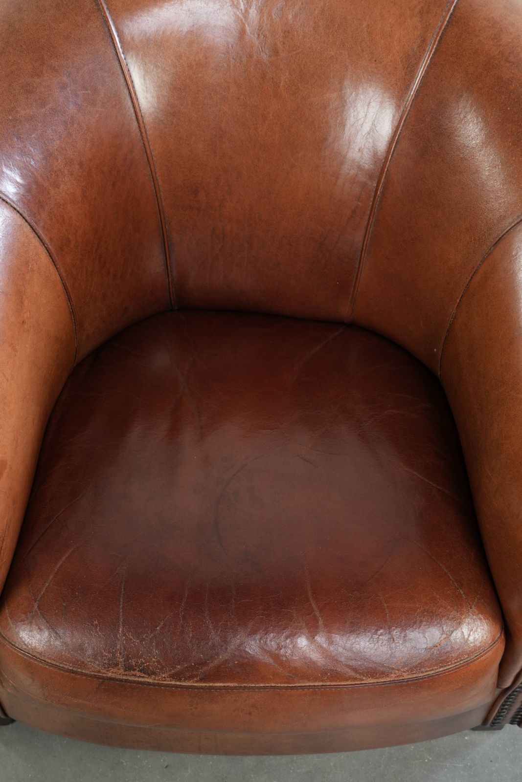 Vintage Engelse stijl schapenvacht club fauteuil met diepe kleuren photo vintage